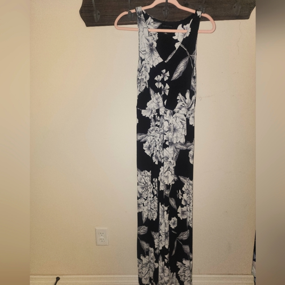 NWOT Adrienne Vittadini Black White floral maxi dress size Small